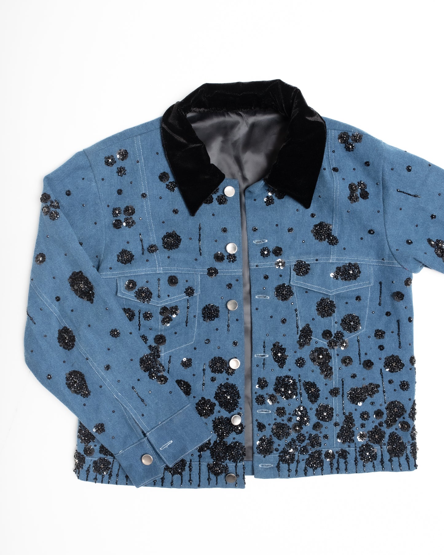 Embroidered denim jacket with velvet collar