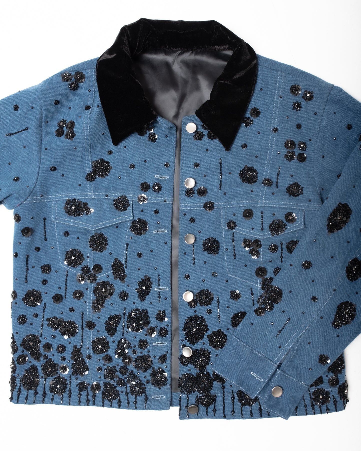 Embroidered denim jacket with velvet collar