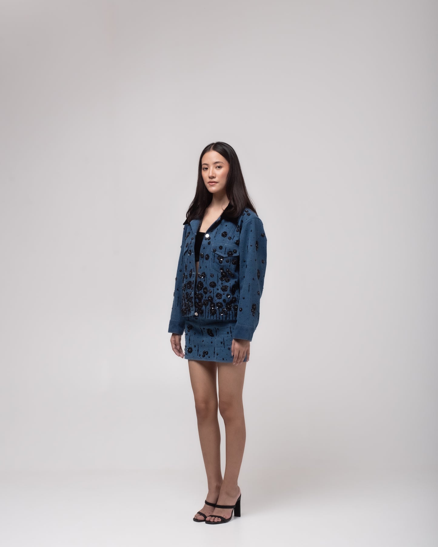 Embroidered denim jacket with velvet collar