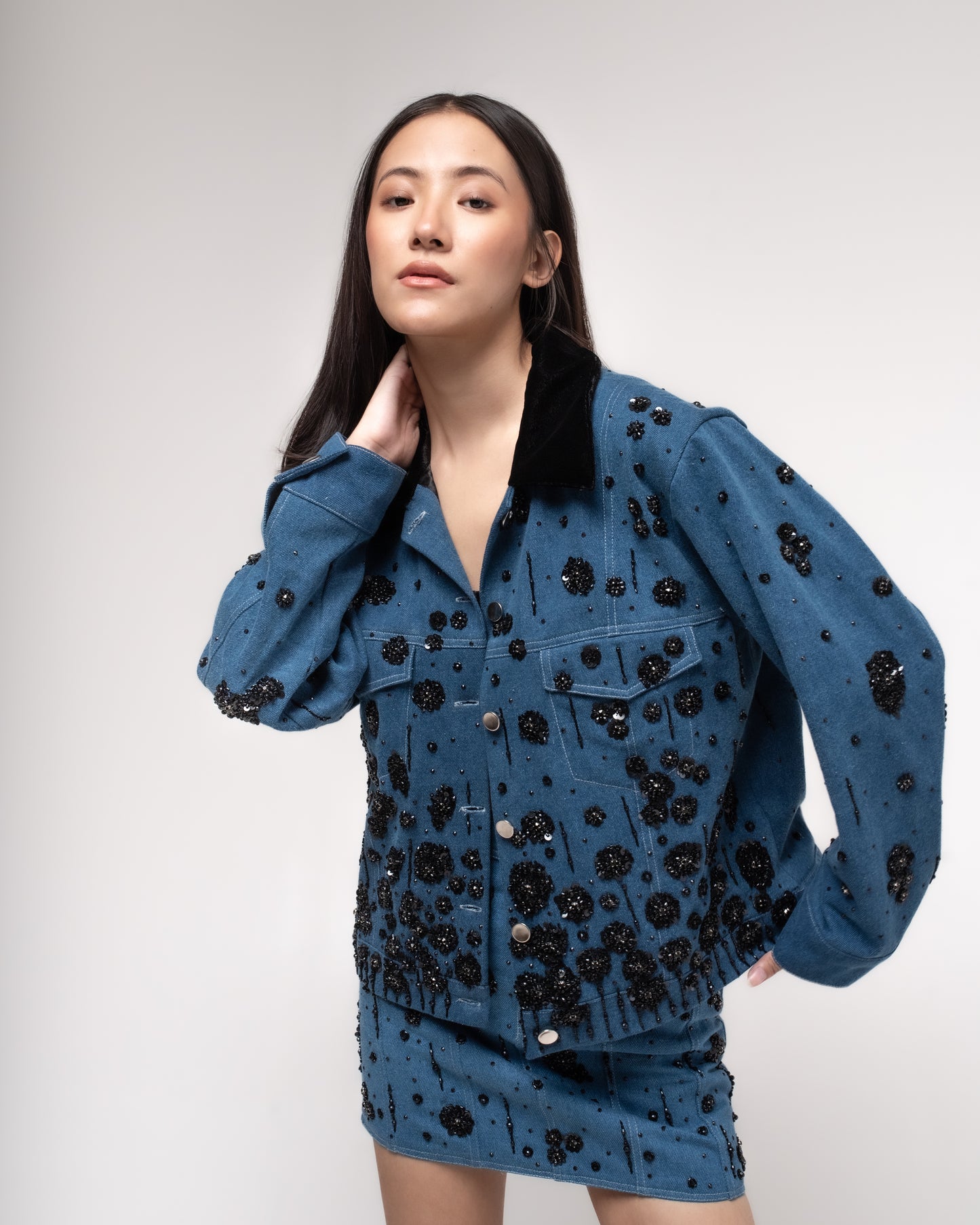 Embroidered denim jacket with velvet collar